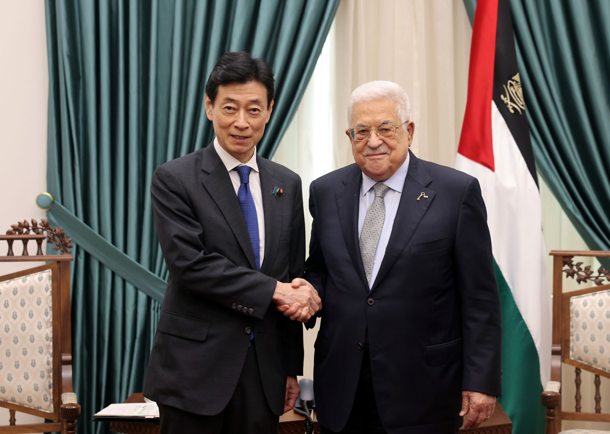 الرئيس خلال لقائه وزير الاقتصاد والتجارة والصناعة الياباني ياسوتوشي نيشيمورا (تصوير: ثائر غنايم)